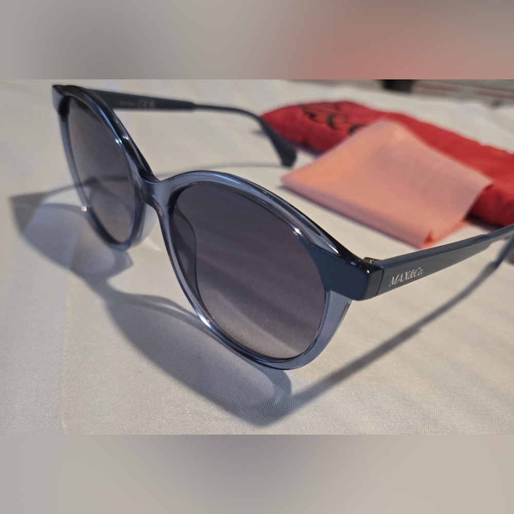 MAX&CO SUNWEAR
MO0084 87W - SHINY TURQUOISE / SHINY LIGHT BLUE Size: 55:18:140MM